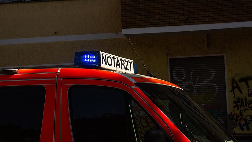 Ein Rettungswagen steht an einem Einsatzort.
