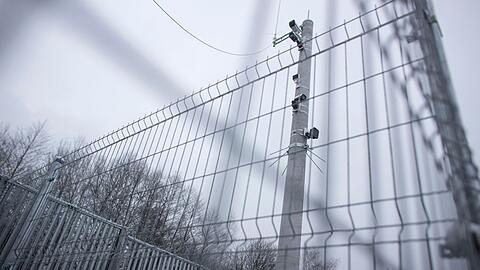 Nachdem die Situation im Herbst 2021 eskaliert war, ließ die damalige polnische Regierung die Grenze zu Belarus mit einem 5,5 Meter hohen Zaun und einem elektronischen Überwachungssystem sichern.  (Archivbild)