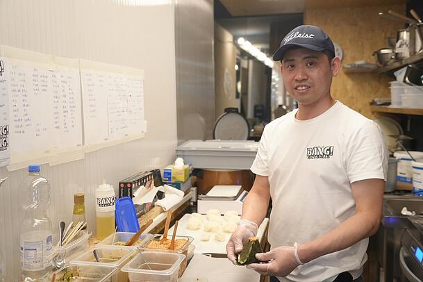 Koch Zhao beim Formen der Onigiri.