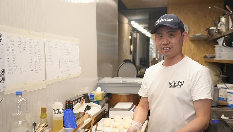 Koch Zhao beim Formen der Onigiri. Koch Zhao beim Formen der Onigiri.