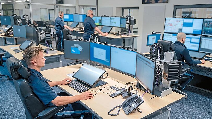 Modernste Kommunikationstechnik bestimmt das Arbeitsbild in der nagelneuen Einsatzzentrale im Münchner Polizeipräsidium. 3.230.000 Euro hat die Modernisierung gekostet. Alleine ein ergonomisch geformter Bürostuhl schlägt mit 1800 Euro zu Buche.