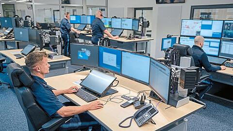 Modernste Kommunikationstechnik bestimmt das Arbeitsbild in der nagelneuen Einsatzzentrale im Münchner Polizeipräsidium. 3.230.000 Euro hat die Modernisierung gekostet. Alleine ein ergonomisch geformter Bürostuhl schlägt mit 1800 Euro zu Buche.