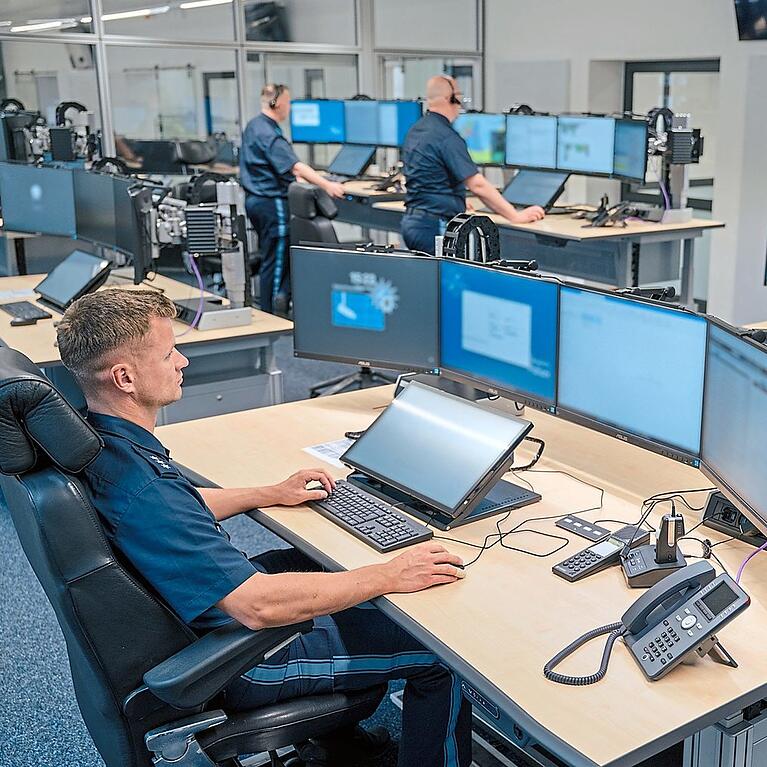 Modernste Kommunikationstechnik bestimmt das Arbeitsbild in der nagelneuen Einsatzzentrale im Münchner Polizeipräsidium. 3.230.000 Euro hat die Modernisierung gekostet. Alleine ein ergonomisch geformter Bürostuhl schlägt mit 1800 Euro zu Buche.  Polizeipräsidium München
