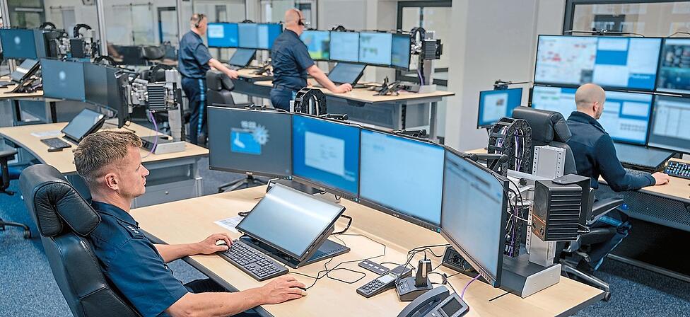Modernste Kommunikationstechnik bestimmt das Arbeitsbild in der nagelneuen Einsatzzentrale im Münchner Polizeipräsidium. 3.230.000 Euro hat die Modernisierung gekostet. Alleine ein ergonomisch geformter Bürostuhl schlägt mit 1800 Euro zu Buche.  Polizeipräsidium München