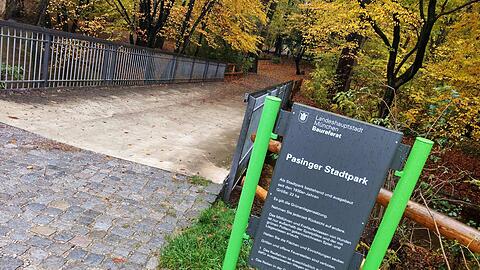 Der Zugang zum Pasinger Stadtpark. In der Gr&uuml;nanlage ist eine 25-J&auml;hrige Opfer eines brutalen &Uuml;berfalls geworden.