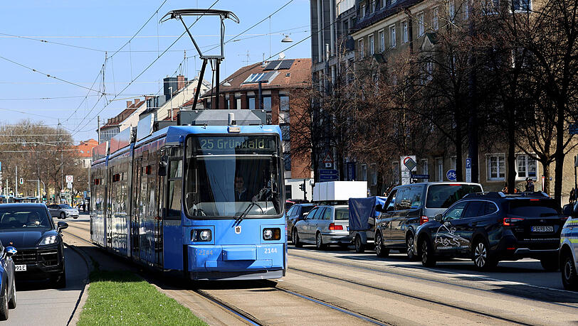 Hier der Blick auf eine Stra&szlig;enbahn der Linie 25 nach Gr&uuml;nwald, hier auf H&ouml;he des Gr&uuml;nwalder Stadions in Giesing.
