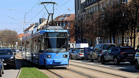 Hier der Blick auf eine Stra&szlig;enbahn der Linie 25 nach Gr&uuml;nwald, hier auf H&ouml;he des Gr&uuml;nwalder Stadions in Giesing.