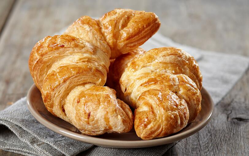 Frisches Hefegeb&auml;ck auf n&uuml;chternen Magen kann zu Bauchschmerzen und Bl&auml;hungen f&uuml;hren. Grund daf&uuml;r ist die Hefe, die den Magen irritiert und die Verdauung durcheinander bringt. Croissants sollten also eher als Nachmittagssnack genascht werden.