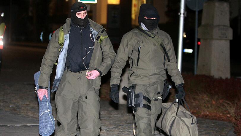 Zwei Polizisten eines Sondereinsatzkommandos gehen in Postbauer-Heng im Landkreis Neumarkt (Oberpfalz) zum Einsatz. Zwei Polizisten eines Sondereinsatzkommandos gehen in Postbauer-Heng im Landkreis Neumarkt (Oberpfalz) zum Einsatz.