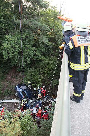 Furchtbarer Unfall im Landkreis Altötting: Ein PKW fliegt von einer Brücke herunter und knallt auf das Gleisbett. Drei junge Menschen kommen schwer verletzt in die Klinik.