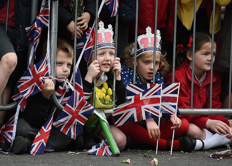 Während Politiker aus dem In- und Ausland die Verdienste der Queen ehren, feiern in Windsor die Untertanen ihre Monarchin. Die Bilder zum Durchklicken.