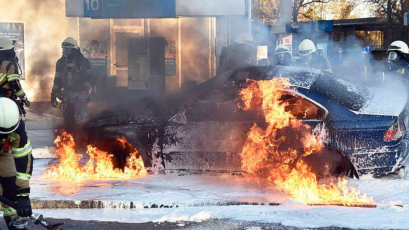Die Bilder vom spektakulären BMW-Unfall in Gräfelfing.