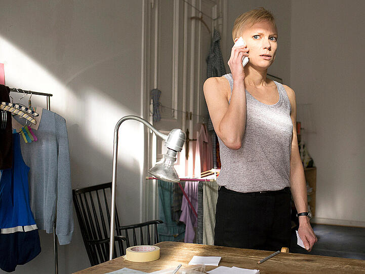 Szene aus dem "Tatort: Vielleicht": Als Trude (Lise Risom Olsen) merkt, dass in ihrer Wohnung ein fremder Mann ist, ruft sie die Polizei an