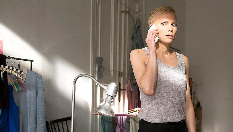 Szene aus dem "Tatort: Vielleicht": Als Trude (Lise Risom Olsen) merkt, dass in ihrer Wohnung ein fremder Mann ist, ruft sie die Polizei an Szene aus dem "Tatort: Vielleicht": Als Trude (Lise Risom Olsen) merkt, dass in ihrer Wohnung ein fremder Mann ist, ruft sie die Polizei an