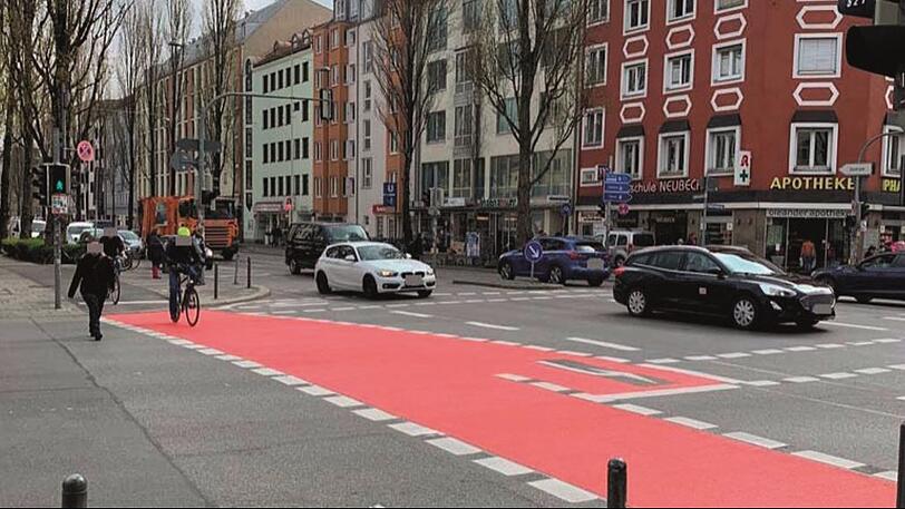 Die Kreuzung Lindwurmstraße/Herzog-Heinrich-Straße mit der roten Fahrradfurt.