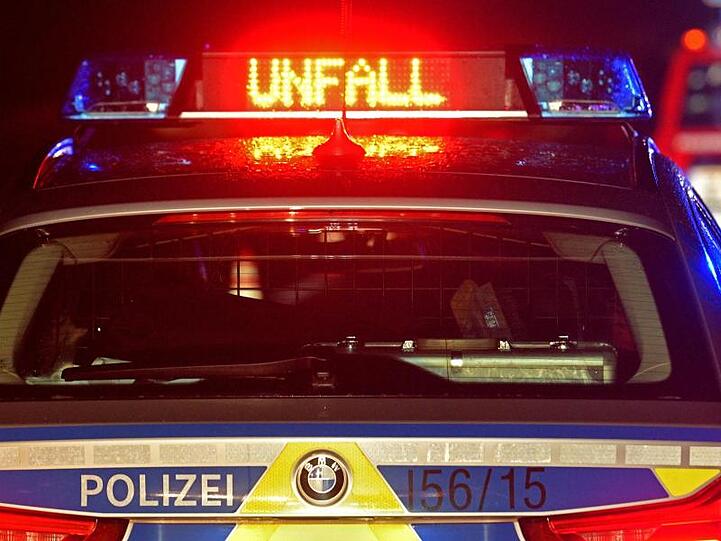Der Schriftzug "Unfall" leuchtet an einem Streifenwagen. Foto: Stefan Puchner/dpa/Symbolbild