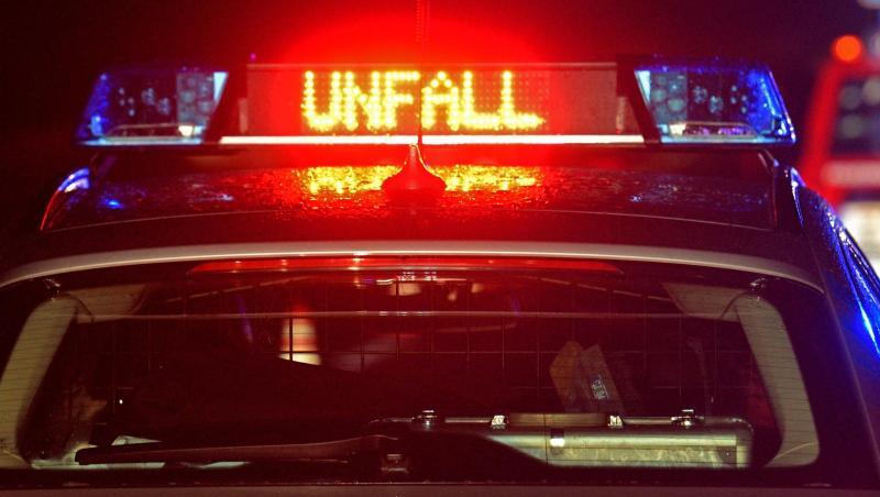 Der Schriftzug "Unfall" leuchtet an einem Streifenwagen. Foto: Stefan Puchner/dpa/Symbolbild Der Schriftzug "Unfall" leuchtet an einem Streifenwagen. Foto: Stefan Puchner/dpa/Symbolbild