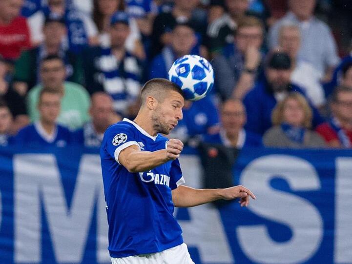 Matija Nastasic (FC Schalke 04) spielt den Ball mit dem Kopf. Foto: Guido Kirchner/dpa