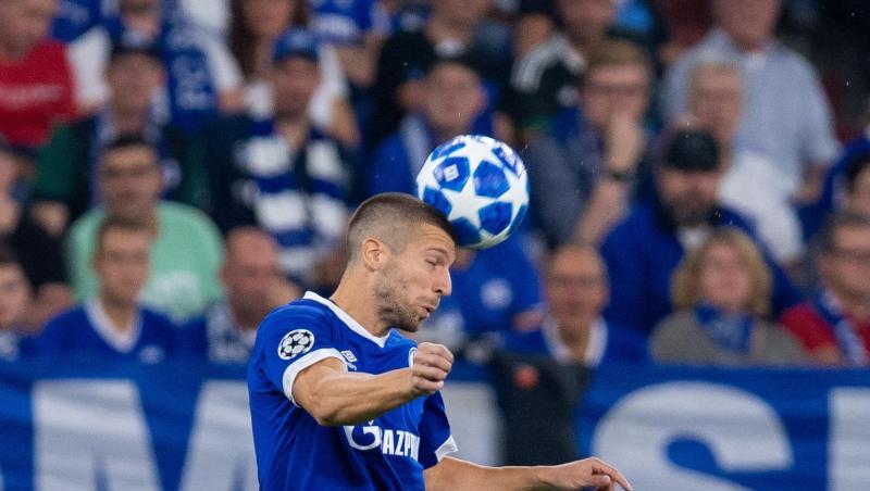 Matija Nastasic (FC Schalke 04) spielt den Ball mit dem Kopf. Foto: Guido Kirchner/dpa Matija Nastasic (FC Schalke 04) spielt den Ball mit dem Kopf. Foto: Guido Kirchner/dpa
