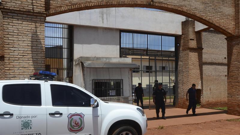 Polizisten stehen vor dem Eingang des Gefängnisses in Paraguay, aus dem bei einem Massenausbruch 75 Häftlinge getürmt sind. Polizisten stehen vor dem Eingang des Gefängnisses in Paraguay, aus dem bei einem Massenausbruch 75 Häftlinge getürmt sind.