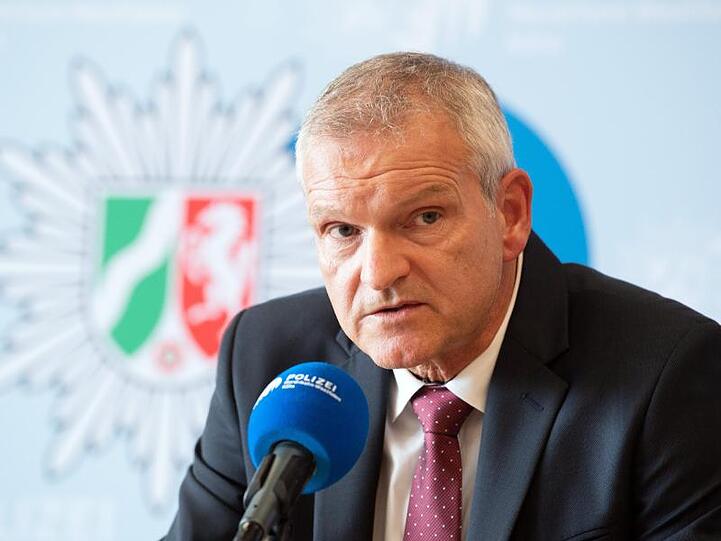 Der Leiter der Kriminalinspektion in Köln, Andreas Koch. Die Ermittlungen zum Tod einer Mutter und ihres Babys durch einen Giftstoff aus einer Apotheke gehen weiter.