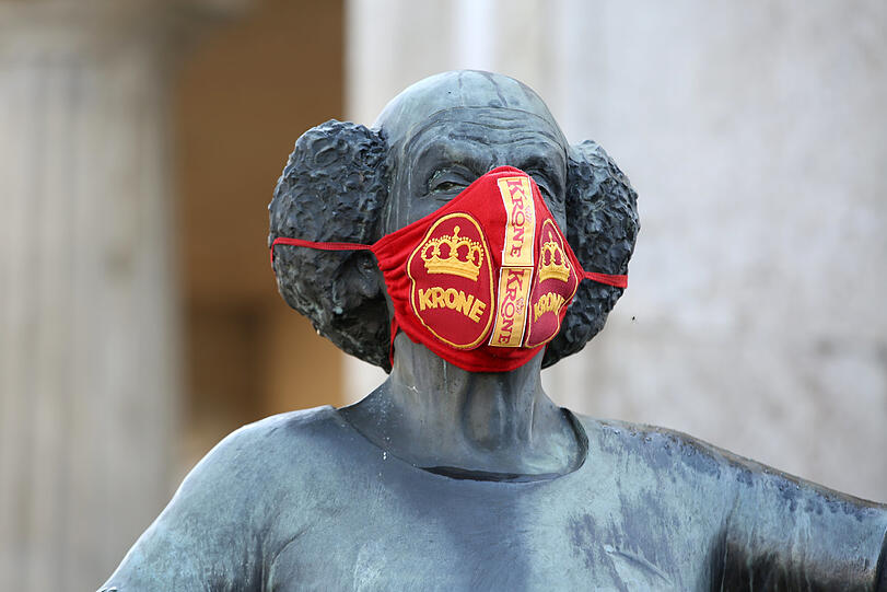 Der König der Clowns: Charly-Rivel- Denkmal vorm Kronebau (1983).
