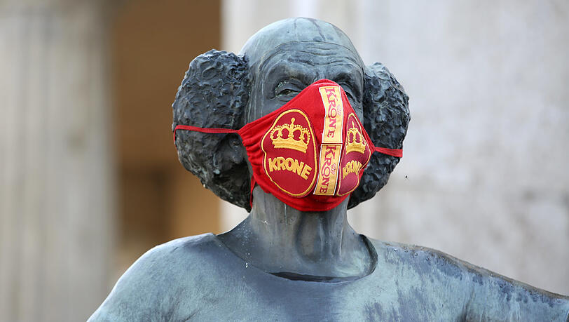 Der König der Clowns: Charly-Rivel- Denkmal vorm Kronebau (1983). Der König der Clowns: Charly-Rivel- Denkmal vorm Kronebau (1983).