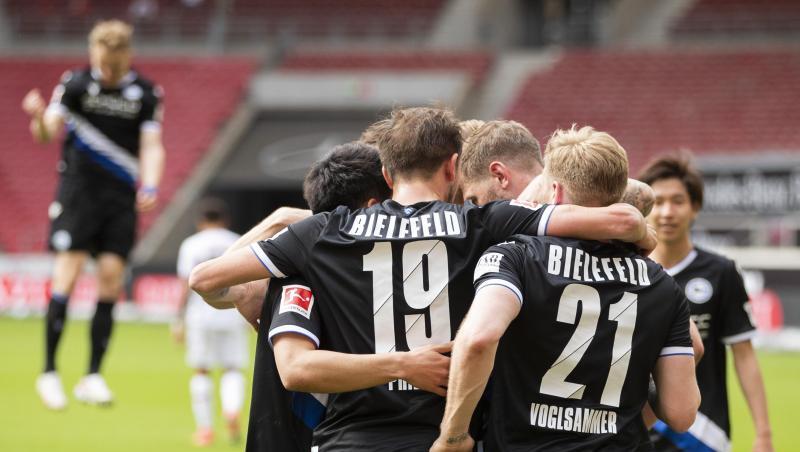 Arminia Bielefeld hat mit dem Auswärtserfolg beim VfB Stuttgart den direkten Klassenerhalt am letzten Spieltag klar gemacht.