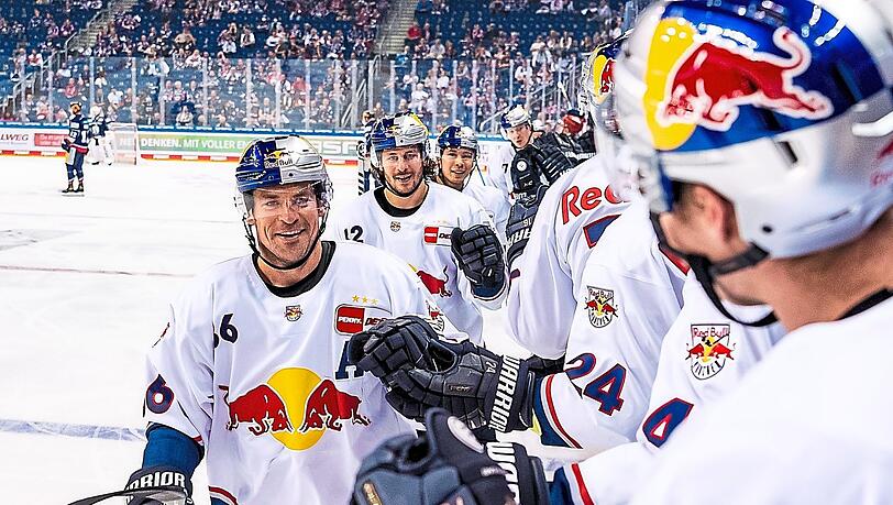 Weiße Weste: Mit der Maximalausbeute ist der EHC um Seidenberg (vorne) ins DEL-Jahr gestartet. Nun steht ein Spielemarathon an.