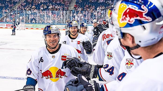 Weiße Weste: Mit der Maximalausbeute ist der EHC um Seidenberg (vorne) ins DEL-Jahr gestartet. Nun steht ein Spielemarathon an.