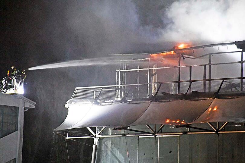 Die Münchner Feuerwehr wurde gegen 0.59 Uhr alarmiert.