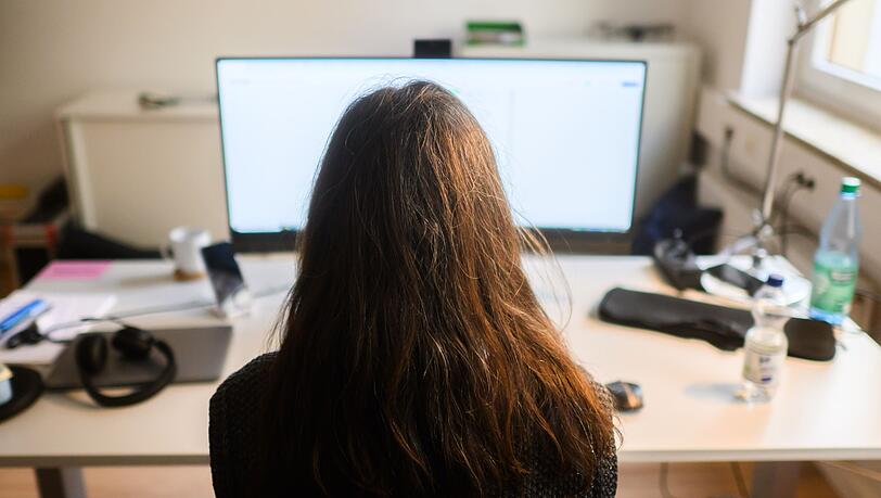 Am Arbeitsplatz sind nach einer neuen Umfrage Jobsicherheit und gutes Gehalt für viele Menschen weit wichtiger als Zusatzleistungen der Firma oder die Sinnhaftigkeit der Arbeit. (Symbolbild)