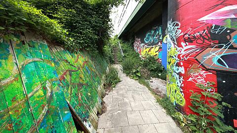 Das Freiluft-Klo neben dem Kunstwerk "Der Reigen" von Rikki Reinwein. "Diese Biesel- und Kackecke stinkt pervers", sagt der AZ-Fotograf Sigi Müller.