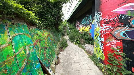 Das Freiluft-Klo neben dem Kunstwerk "Der Reigen" von Rikki Reinwein. "Diese Biesel- und Kackecke stinkt pervers", sagt der AZ-Fotograf Sigi Müller.