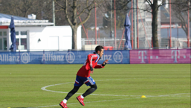 Bayerns Thiago, hier bei seiner Rückkehr ins Lauftraining, konnte erstmals seit Oktober wieder Teile des Mannschaftstrainings absolvieren. Bayerns Thiago, hier bei seiner Rückkehr ins Lauftraining, konnte erstmals seit Oktober wieder Teile des Mannschaftstrainings absolvieren.