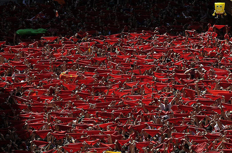 Fans und Demonstranten auf dem Sanfermines-Festival 2015 in Pamplona.