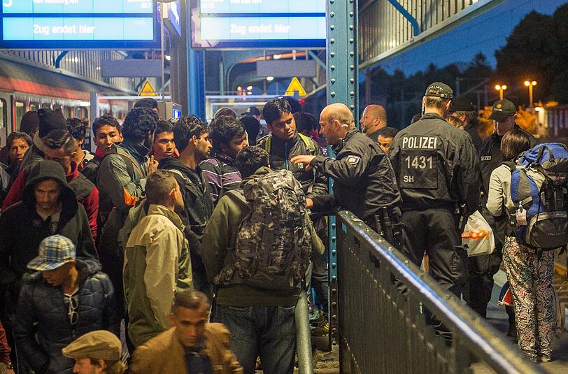 100 Flüchtlinge mussten die Nacht auf dem Flensburger Bahnhof verbringen, weil die dänische Bahn auf Anweisung der Polizei den Zugverkehr zwischen Deutschland und Dänemark komplett eingestellt hatte.