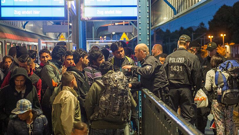 100 Flüchtlinge mussten die Nacht auf dem Flensburger Bahnhof verbringen, weil die dänische Bahn auf Anweisung der Polizei den Zugverkehr zwischen Deutschland und Dänemark komplett eingestellt hatte. 100 Flüchtlinge mussten die Nacht auf dem Flensburger Bahnhof verbringen, weil die dänische Bahn auf Anweisung der Polizei den Zugverkehr zwischen Deutschland und Dänemark komplett eingestellt hatte.