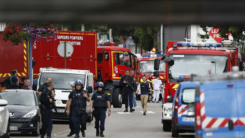 Die Polizei hat beide Täter erschossen. Die Polizei hat beide Täter erschossen.
