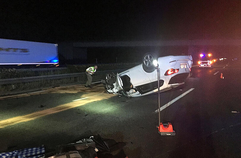 Trümmerfeld auf der A3: Am späten Mittwochabend waren hier mehrere Fahrzeuge an drei Unfällen beteiligt. Die Bilder aus Erlangen.