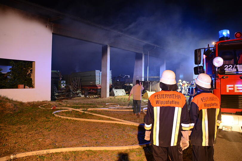 Die Maschinenhalle kam vergleichsweise unbeschadet davon - dafür zerstörte der Brand einen Traktor sowie mehrere Anhänger. Die Bilder aus Gerzen bei Landshut.