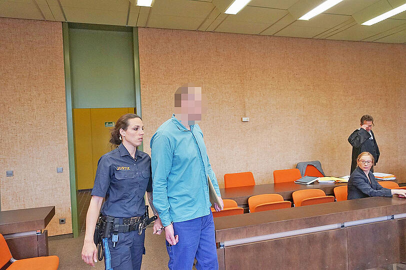 Dieser Mann soll zwei Raubzüge begangen haben - nun steht er vor Gericht.
