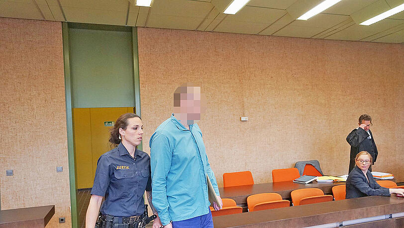 Dieser Mann soll zwei Raubzüge begangen haben - nun steht er vor Gericht. Dieser Mann soll zwei Raubzüge begangen haben - nun steht er vor Gericht.