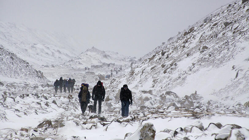 Jedes Jahr versuchen sich hunderte Bergsteiger am Aufstieg zum Mount Everest. Nicht alle kommen lebend zurück.