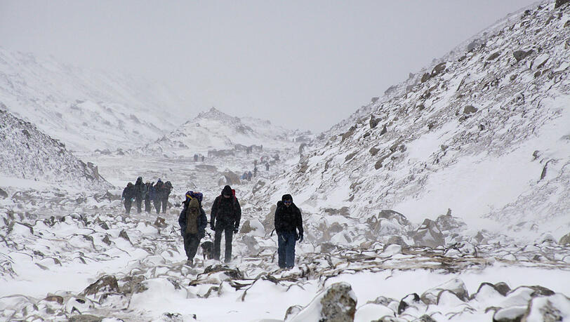 Jedes Jahr versuchen sich hunderte Bergsteiger am Aufstieg zum Mount Everest. Nicht alle kommen lebend zurück. Jedes Jahr versuchen sich hunderte Bergsteiger am Aufstieg zum Mount Everest. Nicht alle kommen lebend zurück.