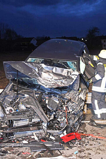 Bilder vom Unfallort in Grafing: Beide Autos wurden bei dem Zusammenstoß komplett zerstört.