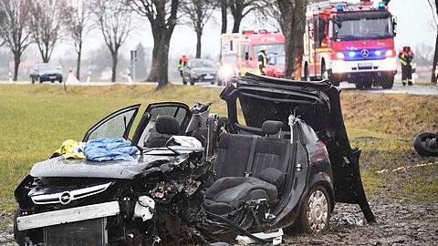 Auf der Kreisstraße 3 ist es erneut zu einem schweren Verkehrsunfall gekommen. Am vergangenen Samstag kam nur 15 Meter weiter bei einem Verkehrsunfall ein Mann ums Leben.
