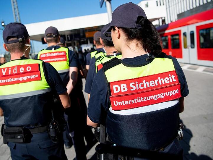 Sicherheitskräfte der Deutschen Bahn (DB) stehen bei einem Pressetermin auf einem Bahnsteig. Foto: Sven Hoppe