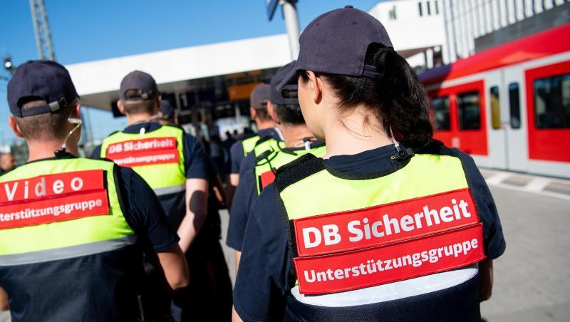 Sicherheitskräfte der Deutschen Bahn (DB) stehen bei einem Pressetermin auf einem Bahnsteig. Foto: Sven Hoppe Sicherheitskräfte der Deutschen Bahn (DB) stehen bei einem Pressetermin auf einem Bahnsteig. Foto: Sven Hoppe