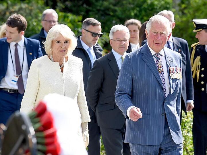 Der britische Prinz Charles und seine Frau Herzogin Camilla am Luftbrückendenkmal in Berlin.